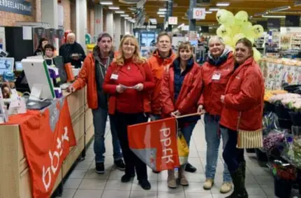  ?? FOTO JAN VAN DER PERRE ?? Militanten houden het Postpunt bij de Delhaize in Deurne gesloten. “Deze actie is een eerste signaal. Dit vergt een structurel­e aanpak”, zegt BBTKsecret­aris Erik Dirkx.