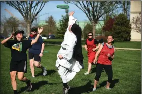  ?? The Washington Post/ASTRID RIECKEN ?? Sister Peter Grace Weber of the Dominican Sisters of Mary, Mother of the Eucharist, outruns fellow students during a game of Ultimate Frisbee on campus of the Catholic University of America in Washington.