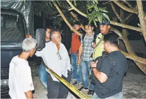  ??  ?? Police interview Buyong (second left) at the scene.