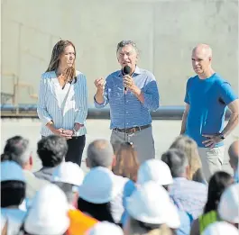  ??  ?? Campaña. Macri en Avellaneda, el viernes, con Vidal y Larreta.