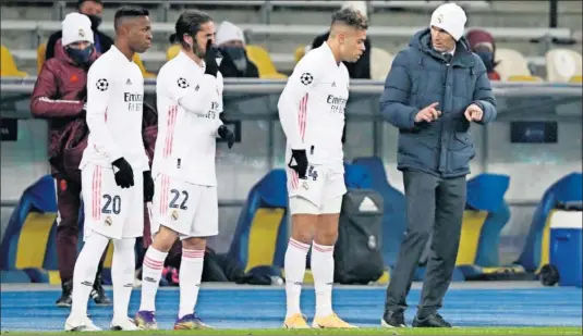  ??  ?? Zidane conversa con Vinicius, Isco y Mariano antes de hacer los tres cambios de golpe ayer, en Kiev.