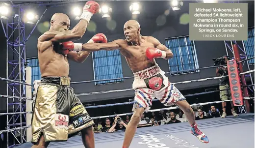  ?? / NICK LOURENS ?? Michael Mokoena, left, defeated SA lightweigh­t champion Thompson Mokwana in round six, in Springs, on Sunday.