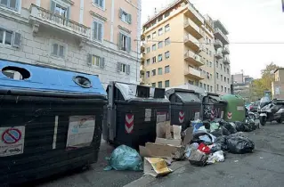  ??  ?? Via Toscana Una montagna di rifiuti fuori dei cassonetti a due passi da via Veneto