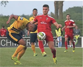  ?? RP-FOTO: NIPKO ?? Der Beecker Shpend Hasani (vorne, rotes Trikot) startet in dieser Szene einen Angriff, wird aber vom Kölner Boné Uaferro per Kopf vom Ball getrennt.