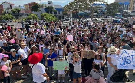  ?? CORTESÍA NAYURIBE VARGAS ?? Ayer domingo, la comunidad del Castella se manifestó en la plaza de la Cultura, en San José, contra la venta del teatro Arnoldo Herrera. Exigen su devolución al centro educativo.