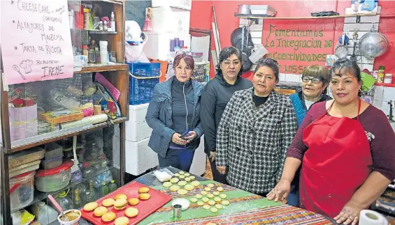  ?? FOTOS: DAVID FERNÁNDEZ ?? Hecho en casa. La vivienda de una de las vecinas se transformó en el salón donde ahora dan los talleres.