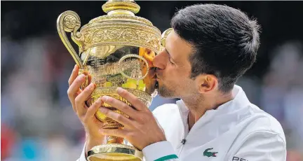  ?? SIMON BRUTY/AFP ?? Façanha. Novak Djokovic conquista Wimbledon pela sexta vez e chega a 20 títulos de Grand Slam na carreira