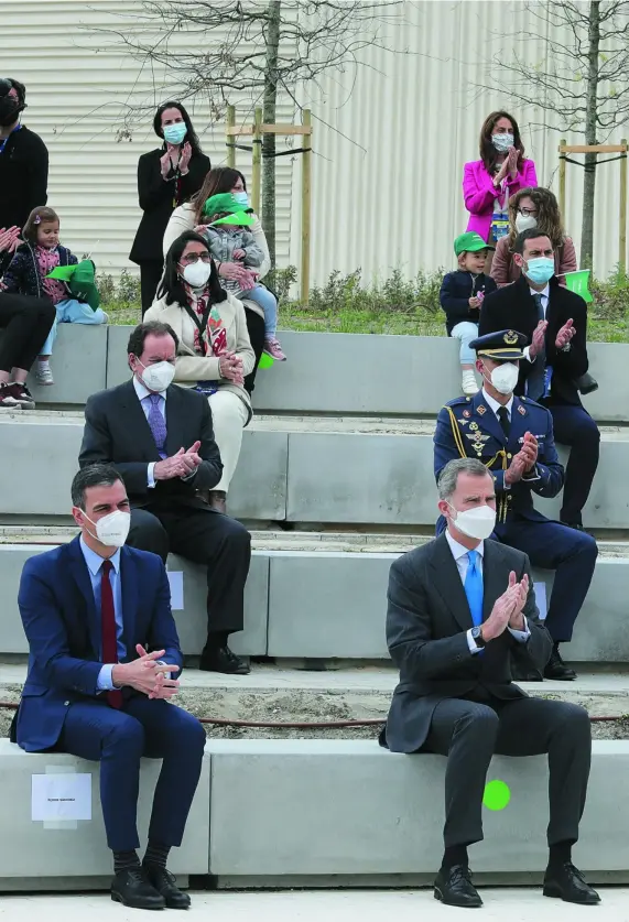  ?? CIPRIANO PASTRANO ?? El Rey Felipe VI, el presidente del Gobierno, Pedro Sánchez, y el ministro de Ciencia, Pedro Duque, ayer, en el Campus Futura de Airbus en Getafe