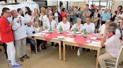  ??  ?? Album Dall’alto, gli stand del Due Mari Wine Festival a Taranto; summit di panettieri al festival di San Marco in Lamis, Grani Futuri; e un florilegio di bottiglie al Rosexpo di Lecce