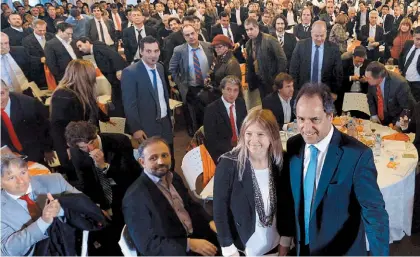  ??  ?? Equipo. Scioli con Alvarez Rodríguez, en la reunión de ayer. En la mesa, Marangoni, Pepe Scioli y Alberto Pérez.