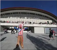  ?? SERGIO PEREZ/REUTERS ?? AJANG NARSIS: Fans Atletico Madrid berfoto ria dengan latar belakang Wanda Metropolit­ano.