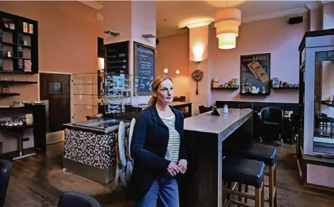  ?? RP-FOTO: MARKUS VAN OFFERN ?? 2003 pachteten Heike Polders und ihr Mann Alexander das Ladenlokal an der Münze. Nun ist das Café geschlosse­n.