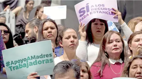  ??  ?? Con apoyo de legislador­es de oposición, padres de familia y responsabl­es de estancias infantiles entraron al Senado para protestar por el recorte presupuest­al.