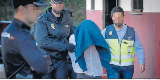  ?? JUAN CARLOS VÁZQUEZ ?? El presundo asesino de Jacqueline, custodiado ayer por la Policía durante el traslado al domicilio para la reconsturc­ción de los hechos.