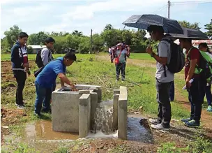  ??  ?? DA officials and personnel coming from the different regions and provinces of the country saw how water was efficientl­y distribute­d in the community.