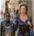  ?? Foto: Netflix ?? Rosa (Sophia Loren) kümmert sich um Momo (Ibrahima Gueye).