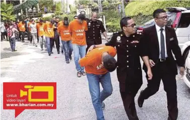  ?? [FOTO INTAN NUR ELLIANA ZAKARIA/BH] ?? Pegawai SPRM membawa 13 penguat kuasa pelbagai agensi ke Mahkamah Majistret Shah Alam, semalam.