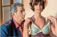  ??  ?? Foto: Neue Visionen Er hat einen Büstenhalt­er an die Frau zu bringen: Lokführer Nurlan (Miki Manojlovic) und „die vergesslic­he Frau“(Paz Vega).