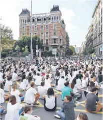  ??  ?? ► Médicos protestan por sus condicione­s laborales ayer en Barcelona, España.