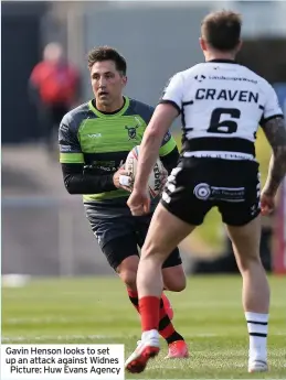  ??  ?? Gavin Henson looks to set up an attack against Widnes Picture: Huw Evans Agency