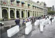  ??  ?? EXIGEN JUSTICIA. Las fotos de periodista­s asesinados fueron colocados en bloques de hielo en Xalapa, veracruz.