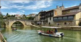  ??  ?? Il est possible de louer des petites barques sans permis pour se balader sur la Baïse et découvrir Nérac par la rivière.