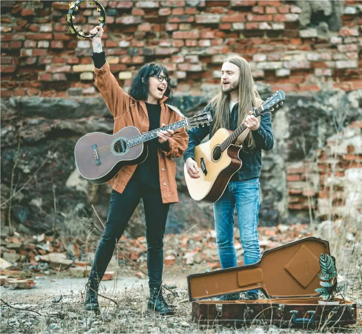  ??  ?? Spelglädje och stämsång är två nyckelord för Natalie Johansson och Daniel Hansson i Calatea. Undrar ni vad namnet står för så hittar ni svaret längst till höger i gitarrlåda­n. Japp, det är den gröna växten som bär detta namn.