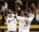  ?? GETTY IMAGES ?? Orlando Arcia and Ryan Braun celebrate after the Brewers defeated the Dodgers in Game 6 on Friday.