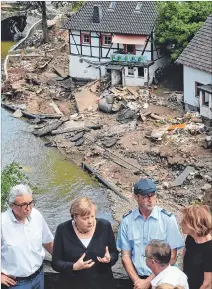  ?? EFE ?? Alemania. La canciller Angela Merkel visitó algunas zonas afectadas.