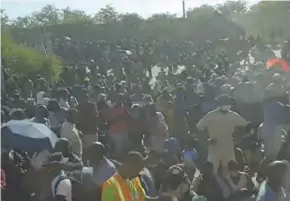  ?? ?? This recent video grab shows thousands of Zimbabwean­s at the Beitbridge Border Post desperate to leave the country for South Africa.