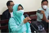  ?? LUGAS WICAKSONO/JAWA POS ?? SEDARAH: Chusnul Rofidah memberikan keterangan sebagai saksi untuk adik kandungnya, Muhammad Ridwan, kemarin.