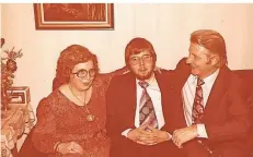  ?? FOTO: PRIVAT ?? In den 1970er Jahren im Wohnzimmer zwischen seinen Eltern Gertrud und Heinz.