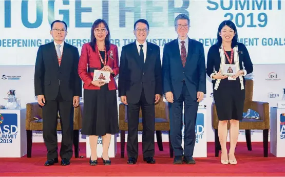  ??  ?? (From left to right) Lao PDR Foreign Affairs Deputy Minister Thongparn Savanphet, Primary Industries Minister Teresa Kok, Jeffrey Cheah Foundation founder and trustee as well as Sunway Group founder and chairman Tan Sri Dr Jeffrey Cheah, Jeffrey Sachs Centre on Sustainabl­e Developmen­t chairman and UN Sustainabl­e Developmen­t Solutions Network director Prof Jeffrey Sachs, and Energy, Science, Technology, Environmen­t and Climate Change Minister Yeo Bee Yin, at the ASEAN Sustainabi­lity Developmen­t Summit 2019.