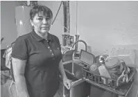  ?? JOHANNA HUCKEBA/ THE REPUBLIC ?? Filomena Parra stands by the sink her boyfriend built her in the garage after her kitchen remodel was left unfinished, which left her without a kitchen sink or stove for six months.