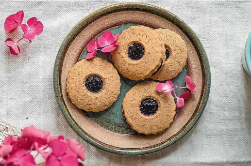  ?? NICOLA GALLOWAY ?? The thick and rich berry-full conserve sandwiches perfectly between two spiced cookies.