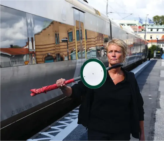  ?? Bild: Arvid Brandström ?? ”Det är tragiskt”, säger tågklarera­ren Rose-Marie Fagerberg om kopparstöl­derna.