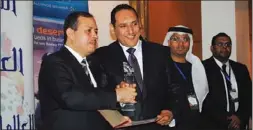  ??  ?? الزميل أسامة ابوالسعود يتسلم جائزته من وزير الاعلام المصري