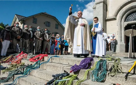  ??  ?? Protection. Tous les 15 août, jour de leur fête annuelle, les guides de montagne déposent leur équipement devant l’église afin qu’il soit béni.