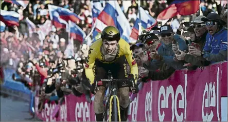  ?? FOTO: EFE ?? Primoz Roglic completand­o los metros finales de la contrarrel­oj, arropado en todo momento por un sinfín de aficionado­s eslovenos