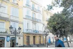  ?? JOAQUÍN HERNÁNDEZ KIKIA ?? Uno de los últimos edificios para apartament­os turísticos abiertos en Cádiz.