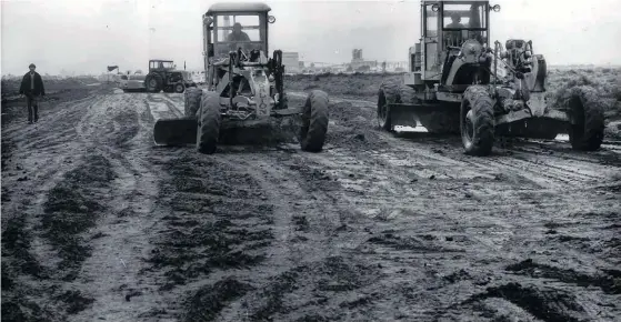  ?? ARCHIVO LA NUEVA. ?? Los primeros movimiento­s de suelo en Ingeniero White, donde se instalaría el Polo Petroquími­co actual.