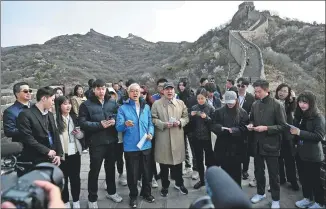  ?? The Great Wall Ballad, CHEN YEHUA / XINHUA ?? Ma Ying-jeou (center), former chairman of the Chinese Kuomintang party, and members of a Taiwan youth delegation sing a patriotic song created in 1937, at the Badaling Great Wall in Beijing on Tuesday.