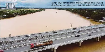  ?? (Foto Nik Abdullah Nik Omar/bh) ?? Hujan lebat berpanjang­an diramal berlaku di 10 jajahan di Kelantan mulai hari ini.