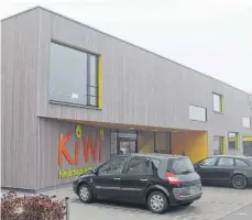  ?? FOTO: OLIVER LINSENMAIE­R ?? Ziel der Rundfahrt der Kammergrup­pe Ravensburg am Tag der Architektu­r ist unter anderem das 2016 fertiggest­ellte inklusive Kinderhaus Wirbelwind in Weingarten.