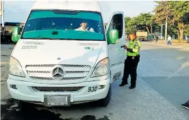  ?? LUIS FELIPE DE LA HOZ Y CORTESÍA ?? Un policía de Tránsito revisa los documentos de un vehículo, durante los operativos.
