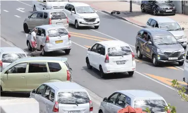  ?? PICTURE: BHEKI RADEBE/AFRICAN NEWS AGENCY (ANA) ?? DISPUTE: Amaphela taxis picking up and dropping passengers outside Gugulethu Mall.