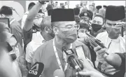  ?? — Gambar Bernama ?? TEMU BUAL:
Bekas Naib Presiden UMNO Datuk Seri Hishammudd­in Tun Hussein ketika ditemu bual media pada Perhimpuna­n Agung UMNO (PAU) 2020 di Pusat Dagangan Dunia Kuala Lumpur (WTC KL) semalam.