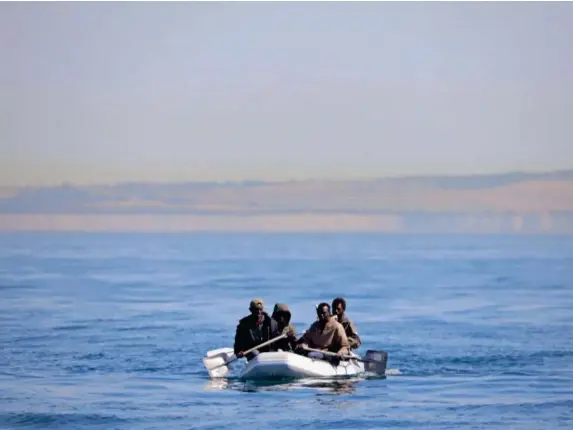  ?? (Getty) ?? Four men, using shovels as paddles, cross the Channel