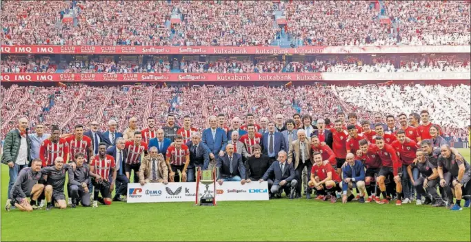  ?? ?? La plantilla del Athletic posa con la Copa ganada el pasado 6 de abril, en compañía de los anteriores campeones, los del triplete de 1984, tras el pasillo de honor del Villarreal.