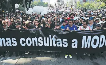  ?? EFE ?? MARCHA. Manifestan­tes contra la decisión del presidente electo de México, Andrés Manuel López Obrador, de cancelar el Nuevo Aeropuerto Internacio­nal de México (NAIM).